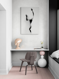 Graceful black-and-white dance silhouette, Silhouette #3 by Cédric Brion, shown as a 90 × 60 cm print mounted on aluminium Dibond, hanging above a minimalist desk setting.