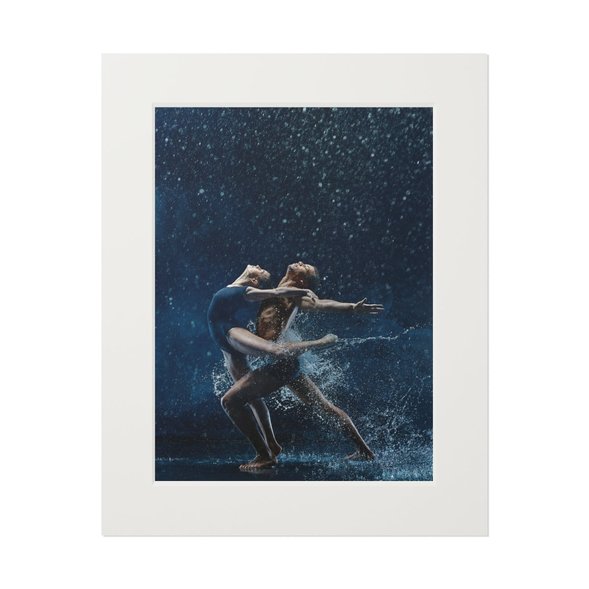 Bailando juntos bajo la lluvia - Impresión de bellas artes (marco de papel Passepartout)