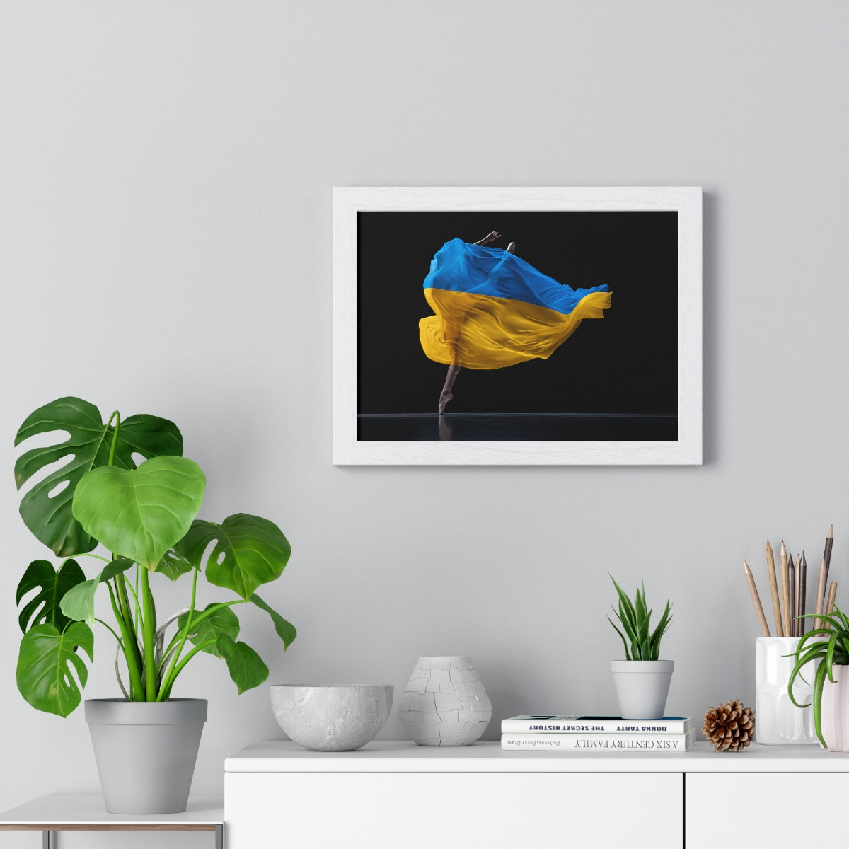 Bailarina bailando con bandera de Ucrania - Lámina enmarcada 